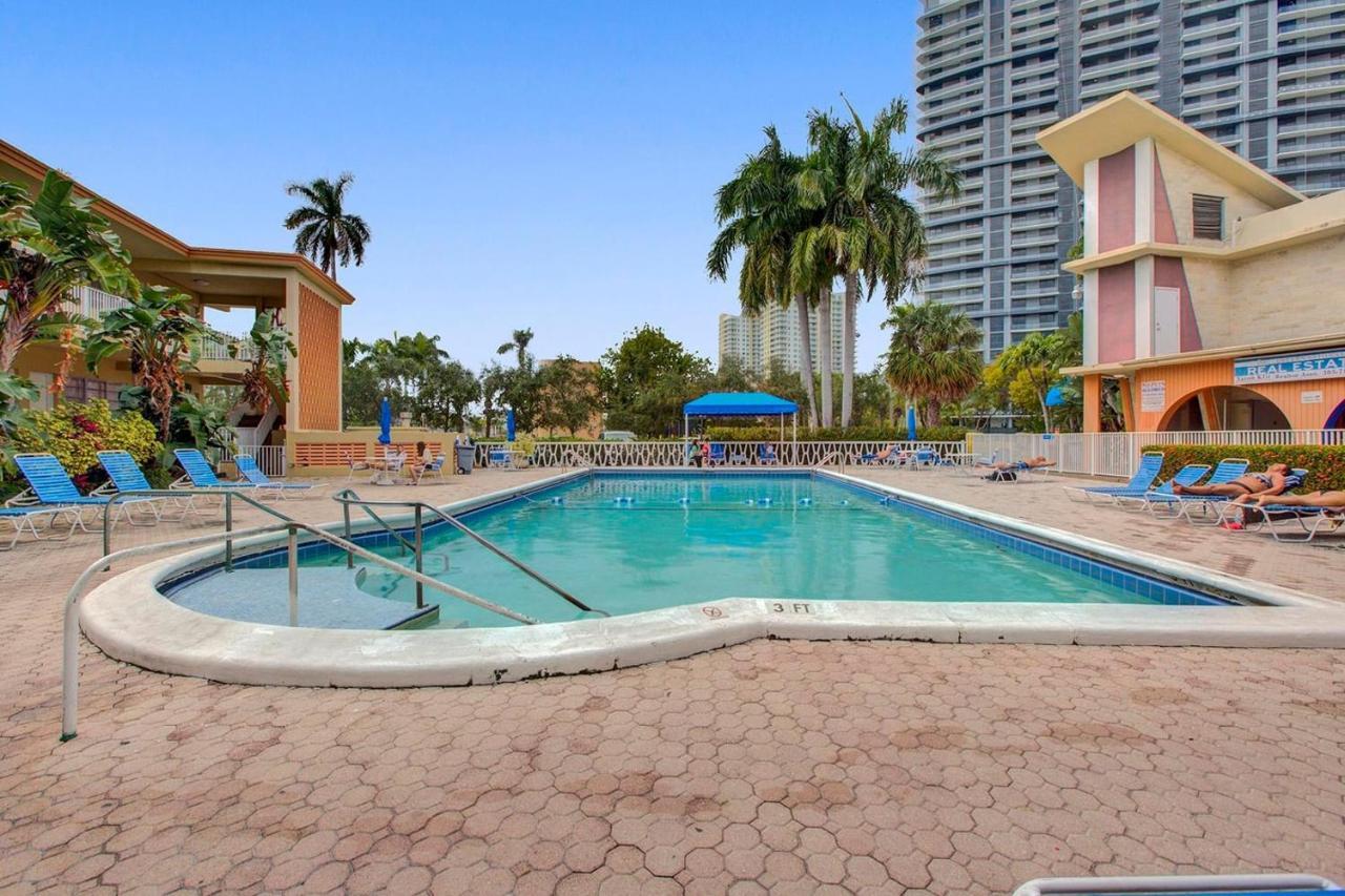 Private Hallandale Beach Studio Wbath Walking Distance To The Beach Pool Free Parking Экстерьер фото